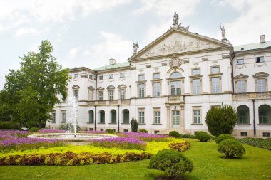 Barok tarzı Krasinski Sarayı yaz mevsiminde Polonya 'nın Varşova kentinde Fransız tarzı bir bahçede görüldü.