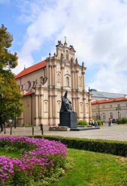 Varşova, Polonya 'da Stefan Wysynski' nin Aziz Joseph Kilisesi ve Anıtı