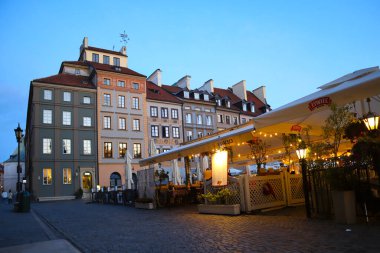 Polonya 'nın Varşova kentindeki Square Old Town Market' te bir sokak kafesi.