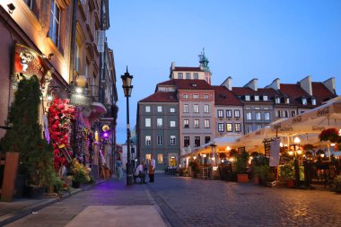 Polonya 'nın Varşova kentindeki Square Old Town Market' te bir sokak kafesi.