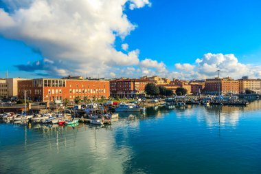 İtalya 'nın Livorno şehrinde güneşli bir günde Ampolletta Kalesi yakınlarında eski limanı olan Panorama