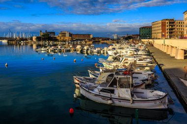 Scali Adriano Novi Lena ve Livorno, İtalya 'daki Turizm Limanı manzarası