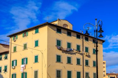 İtalya 'nın Livorno kentindeki pencerelerin önündeki bir kuyrukta çamaşır kurutma.