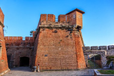 İtalya, Livorno 'da güneşli bir günde Yeni Kaleye Giriş