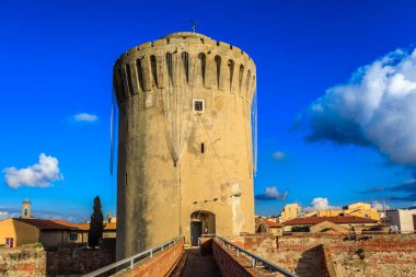 İtalya, Livorno 'da güneşli bir günde Ampolletta Kalesi Kulesi