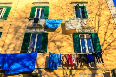 İtalya, Livorno 'da pencerenin önündeki bir kuyrukta çamaşır kurutma.