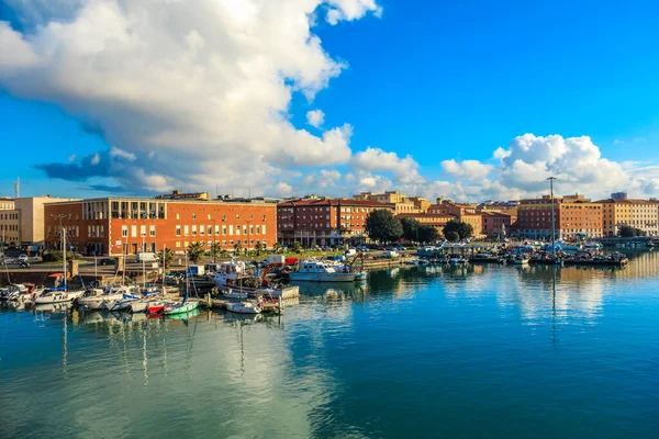 İtalya 'nın Livorno şehrinde güneşli bir günde Ampolletta Kalesi yakınlarında eski limanı olan Panorama
