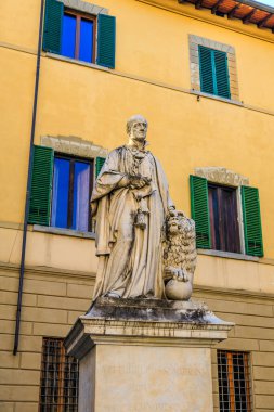 İtalya, Arezzo 'daki Piazza San Francesco' daki Vittorio Fossombroni Anıtı