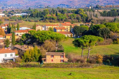 Arezzo, İtalya 'da evleri olan bir çevre manzarası