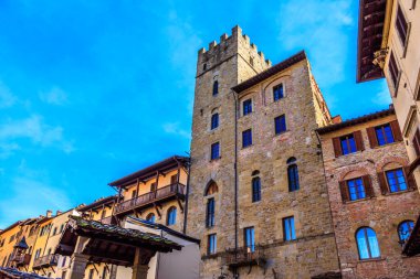 Arezzo, Tuscany, İtalya 'daki Piazza Grande' de Brizzolari Sarayı ve antik taş evler