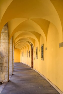 Arezzo, İtalya 'da klasik sarı atari salonu