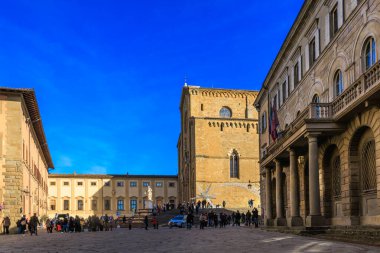 İtalya 'nın Arezzo kentindeki Liberty Meydanı' ndaki İl Sarayı ve Duomo