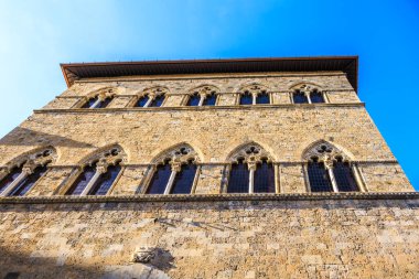 Gotik yapı, İtalya 'nın Siena kentindeki en eski özel saraylardan biri olan Palazzo Tolomei' dir.