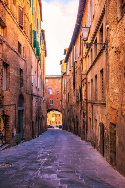 İtalya, Siena 'da şehir merkezinde eski dar bir cadde