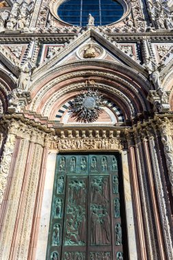 İtalya 'nın Siena Katedrali' nin zengin dekorasyonu (kapısı)