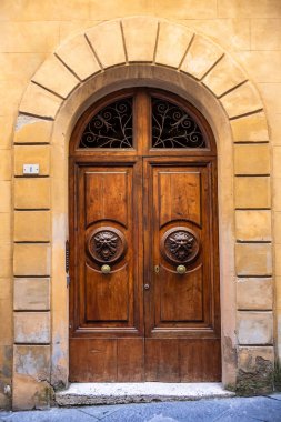 İtalya, Siena 'daki eski evin ahşap kapısı.