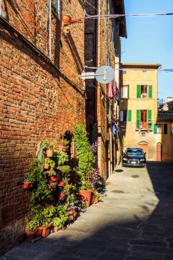 İtalya, Siena 'da şehir merkezinde eski dar bir cadde