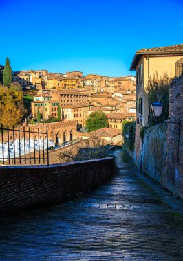 Siena, İtalya 'da çatıları olan şehir merkezi manzarası