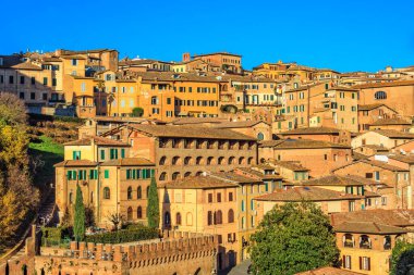Siena, İtalya 'da çatıları olan şehir merkezi manzarası