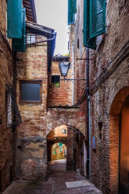 İtalya, Siena 'da şehir merkezinde eski dar bir cadde