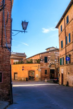 İtalya, Siena 'da şehir merkezinde eski dar bir cadde