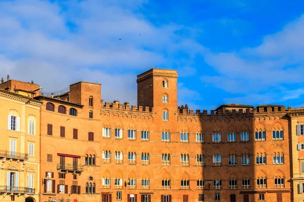 Güneşli bir günde Siena, İtalya 'da Piazza del Campo' da Sansedoni Sarayı