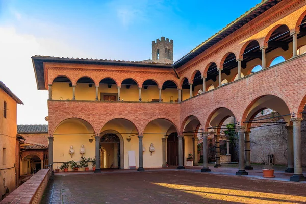 İtalya, Siena 'daki Saint Catherine Sığınak Evinin Avlusu