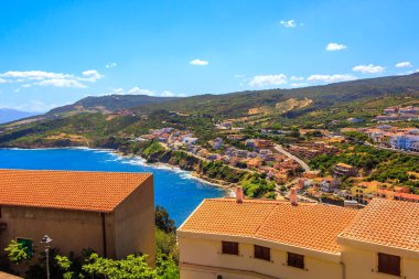 Castelsardo 'da çatıları olan Panorama, Sardinya, İtalya