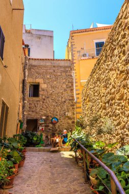 Şehir merkezindeki Dar Sokak Castelsardo, Sardinya, İtalya