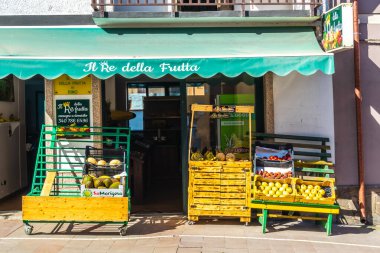 Castelsardo, Sardinya, İtalya 'daki meyve dükkanı manzarası