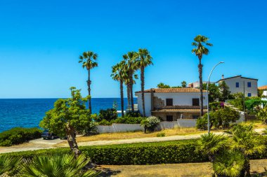 Gübre, Sardunya ve İtalya 'da deniz kenarındaki tipik villa