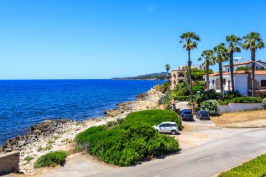 Gübre, Sardunya ve İtalya 'da deniz kenarındaki tipik villa