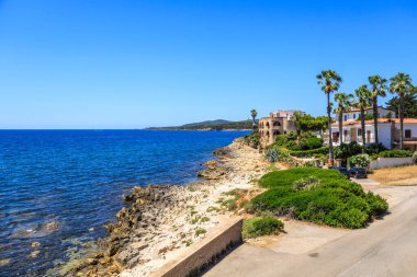 Gübre, Sardunya ve İtalya 'da deniz kenarındaki tipik villa