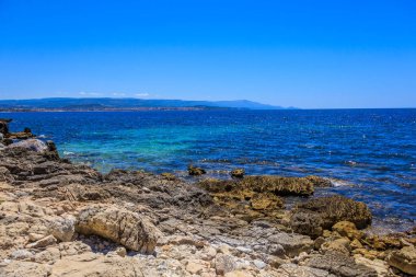 Gübre, Sardunya, İtalya 'da güneşli bir günde deniz manzarası