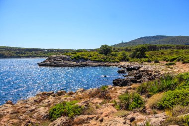 Gübre, Sardunya, İtalya yakınlarında güneşli bir günde deniz manzarası