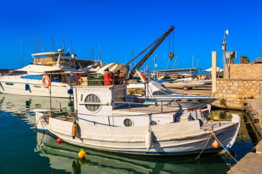 Heraklion, Girit, Yunanistan 'da balıkçı tekneleri ve gemileri olan eski Venedik limanı