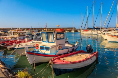 Heraklion, Girit, Yunanistan 'da balıkçı tekneleri ve gemileri olan eski Venedik limanı
