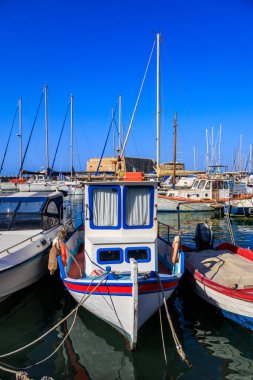 Heraklion, Girit, Yunanistan 'da balıkçı tekneleri ve gemileri olan eski Venedik limanı