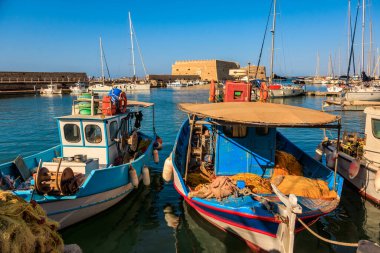 Heraklion, Girit, Yunanistan 'da balıkçı tekneleri ve Kules Kalesi bulunan eski Venedik limanı