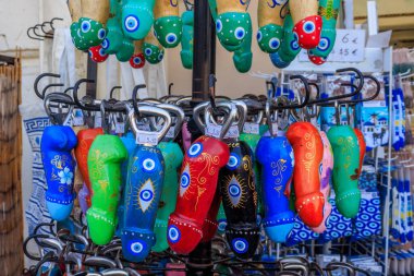 Geleneksel Yunan hatıra şişesi açacakları penis şeklinde.