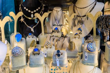 Yunanistan 'ın Girit kentindeki Heraklion sergisinde turkuaz taşından mücevherler