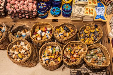 Dekoratif şarap durdurucular hasır sepetlerde ve Yunanistan 'ın Girit kentinde satılık raflarda sergileniyor