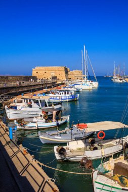 Heraklion, Girit, Yunanistan 'da balıkçı tekneleri ve gemileri olan eski Venedik limanı