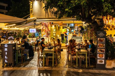 Akşam Heraklion, Girit, Yunanistan 'da sokak kafesi