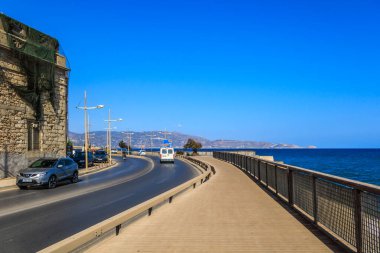 Heraklion, Girit, Yunanistan 'da güneşli bir günde deniz kenarında yol