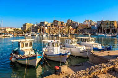 Heraklion, Girit, Yunanistan 'da balıkçı tekneleri ve gemileri olan eski Venedik limanı