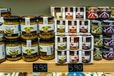 Yunanistan 'ın Heraklion, Girit kentindeki bir mağazada pesto soslu cam kavanozlar