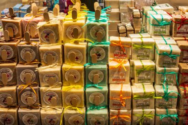 Yunanistan 'ın Heraklion, Girit kentinde satılık Yunan kozmetik ürünleri (sabun) hediye setleri