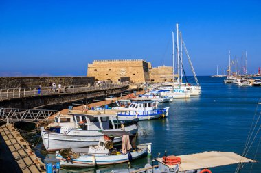 Heraklion, Girit, Yunanistan 'da balıkçı tekneleri ve gemileri olan eski Venedik limanı