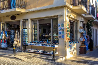 Yunanistan 'ın Girit kentindeki Rethymno şehir merkezindeki seramik mağazası